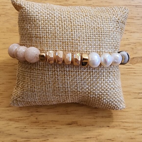 Chic Beaded Bracelet with Pearl and Gold Accents - Picture 4 of 5